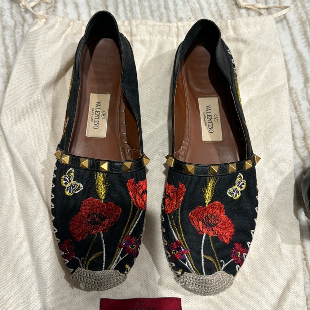 VALENTINO GARAVANI
Flower And Butterfly Embroidered Slide Espadrilles In Black